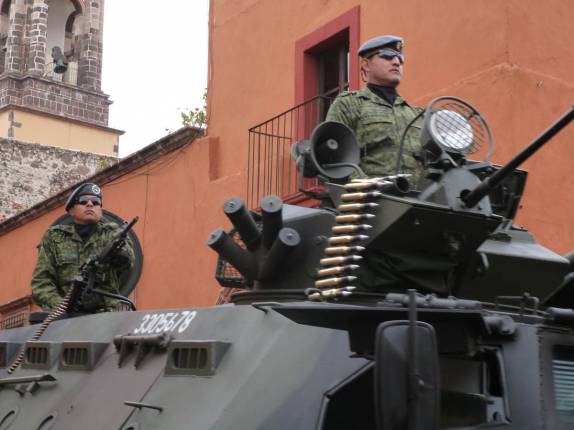 Soldados desfilam fortemente armados em veículo militar em dia de festa na cidade de San Miguel de Allende, no México